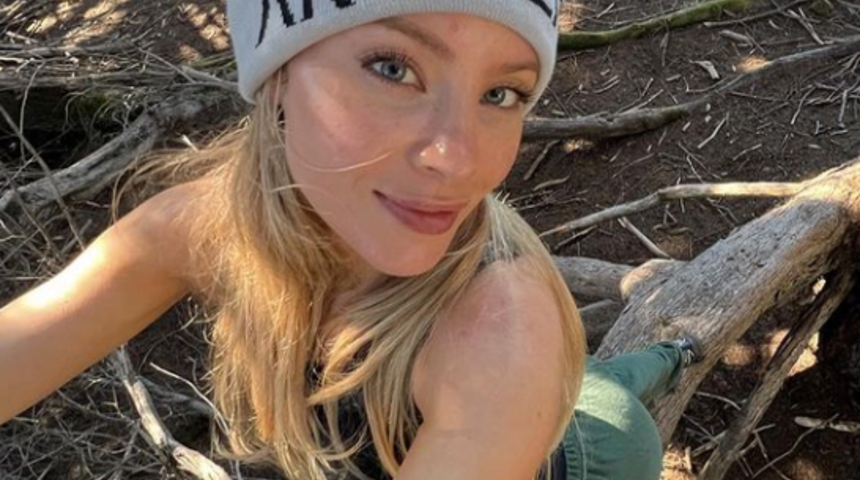 Sosyal medya fenomeni Daisy Keech spor tulumuyla direksiyon başına geçti! Kusursuz fiziğini sergilemekten çekinmedi