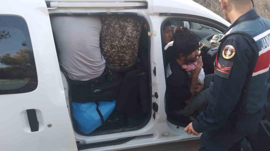 Hepsi bir otomobilden çıktı...16 kaçak göçmen jandarmayı bile şaşırttı