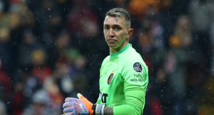 Galatasaray yönetimi hiç beklenmedik bir teklifle Muslera'nın kapısını çalabilir! Uruguaylı eldiven bavulunu toplayabilir... Taraftarı korkutan gelişme! G2