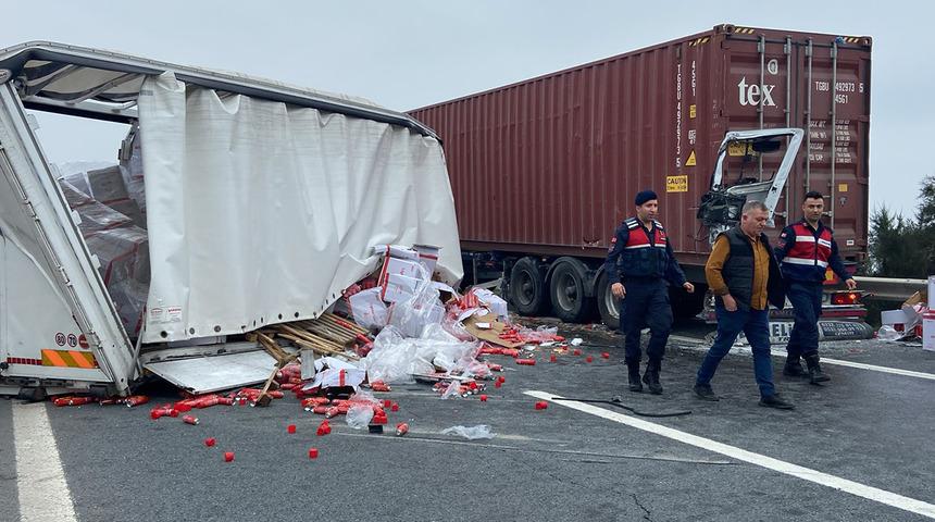 Patlama riski tedirgin etti: TEM'de korkunç kaza! Yol trafiğe kapandı