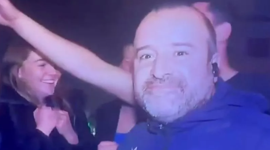 Canlı yayında zor anlar! Muhabirin arkasına geldi... Bir anda ceketinin önünü açıp göğüslerini gösterince gündem yarattı