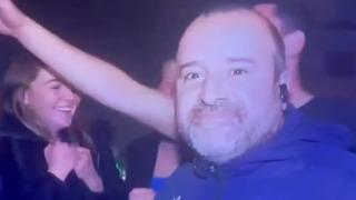 Canlı yayında zor anlar! Muhabirin arkasına geldi... Bir anda ceketinin önünü açıp göğüslerini gösterince gündem yarattı