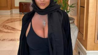 Sosyal medya fenomeni Apollonia Llewellyn'in göğüs dekoltesine kimse anlam veremedi! Göbeğine kadar açık dekolteye yorum yağdı