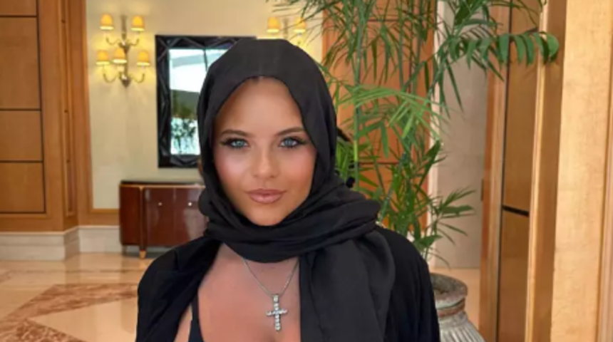 Sosyal medya fenomeni Apollonia Llewellyn'in göğüs dekoltesine kimse anlam veremedi! Göbeğine kadar açık dekolteye yorum yağdı