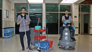 2 tıp öğrencisi, üniversitelerinde temizlik personeli olarak görev yapıyor