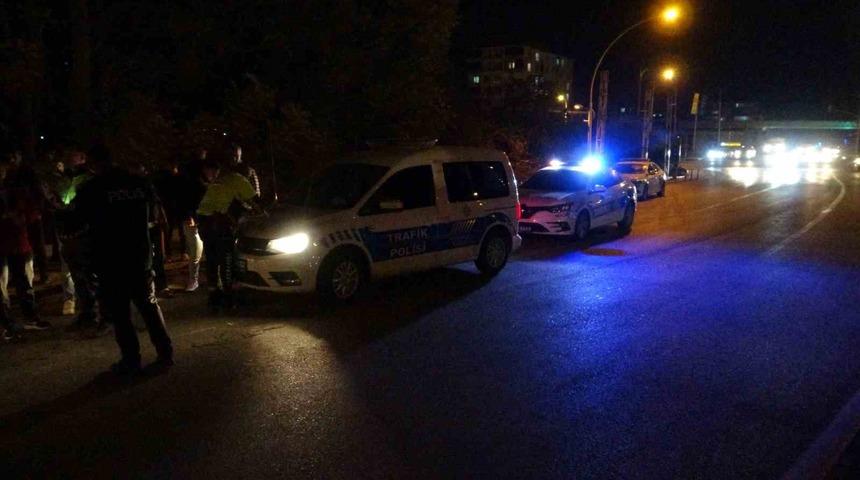 İki  aracın karıştığı kazada ortalık savaş alanına d&ouml;nd&uuml;: 2 yaralı