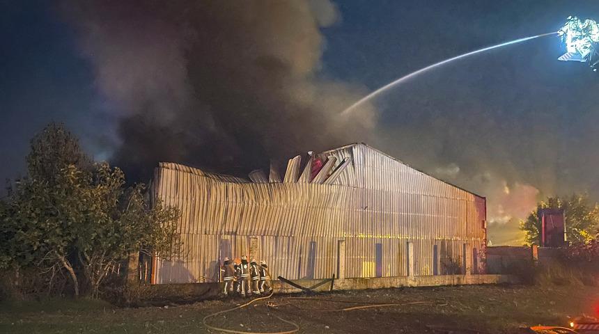 Çatalca'da iş yerinin deposunda çıkan yangına müdahale ediliyor