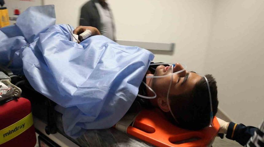 Bah&ccedil;eye ka&ccedil;an topunu almak isteyen &ccedil;ocuğu &ouml;nce elektrik &ccedil;arptı sonra teller kesti