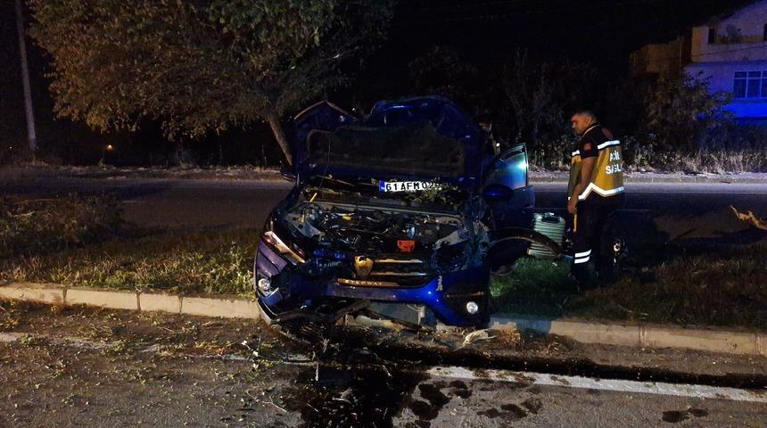 Samsun’da ağaca çarpan otomobildeki 3 kişi yaralandı
