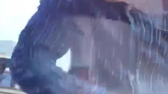 Ümraniye’de trafik magandası korna çalan aracı böyle yumrukladı