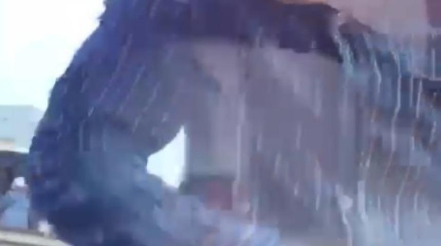 Ümraniye’de trafik magandası korna çalan aracı böyle yumrukladı