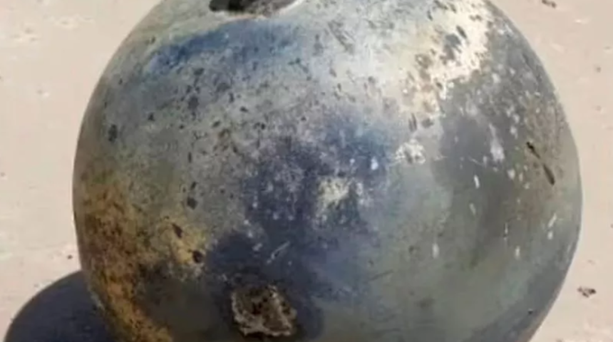 Sahile vuran gizemli top merak uyandırdı! "Başka bir dünyadan" olduğunu söylediler ama gizemini koruyor 