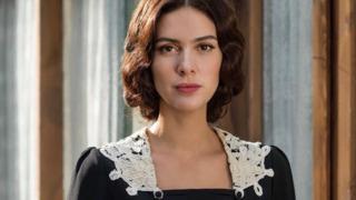 Bergüzar Korel pozlarıyla büyüledi! Görenler Sinem Kobal sandı