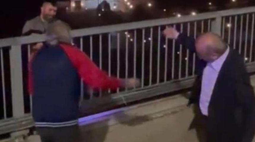 Köprüdeki intihar girişimini eski Galatasaray yöneticisi Abdurrahim Albayrak böyle engelledi! O anlar sosyal medyada gündem oldu