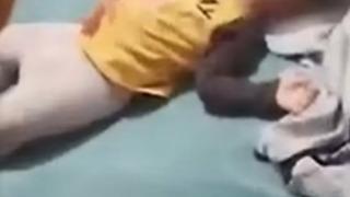 Sarhoş anne ağlamayı bırakmayan oğlunu defalarca karnından bıçakladı! Olay yerine gelen sağlık ekipleri şaşkınlığını gizleyemedi