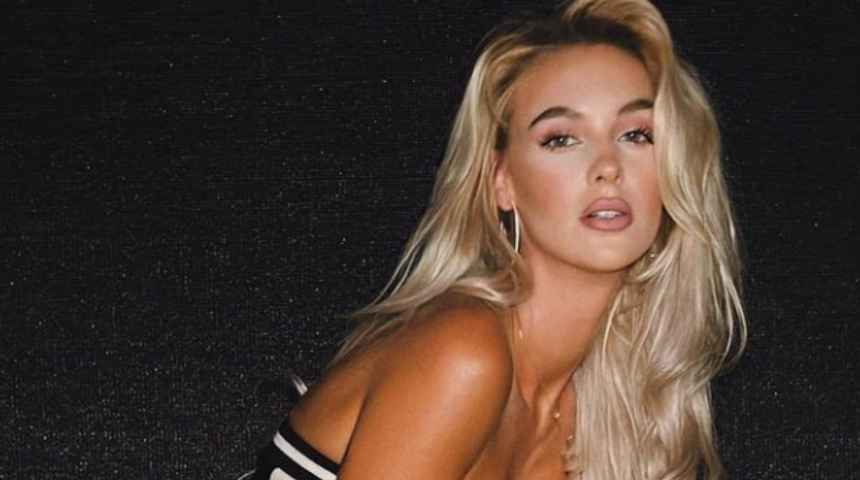 Sosyal medya fenomeni Veronika Rajek, lüks otomobilin önünde süper minisiyle poz verdi! Olay yaratan pozları Instagram'ın dilinde...