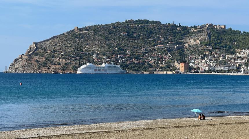 Kruvaziyer "Seven Seas Navigator" Alanya Limanı'na demirledi