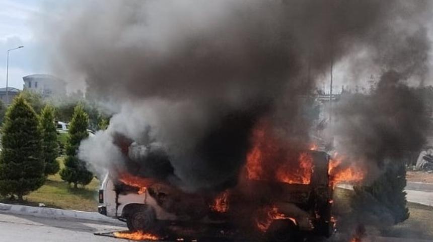 Minibüs alev alev yandı