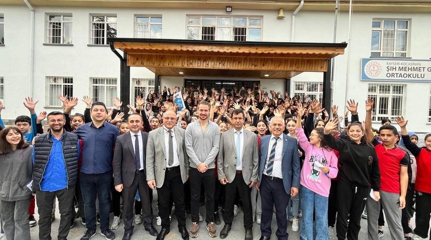 Kayserispor’lu futbolcu Kolovetsios’tan öğrencilere giyim yardımı