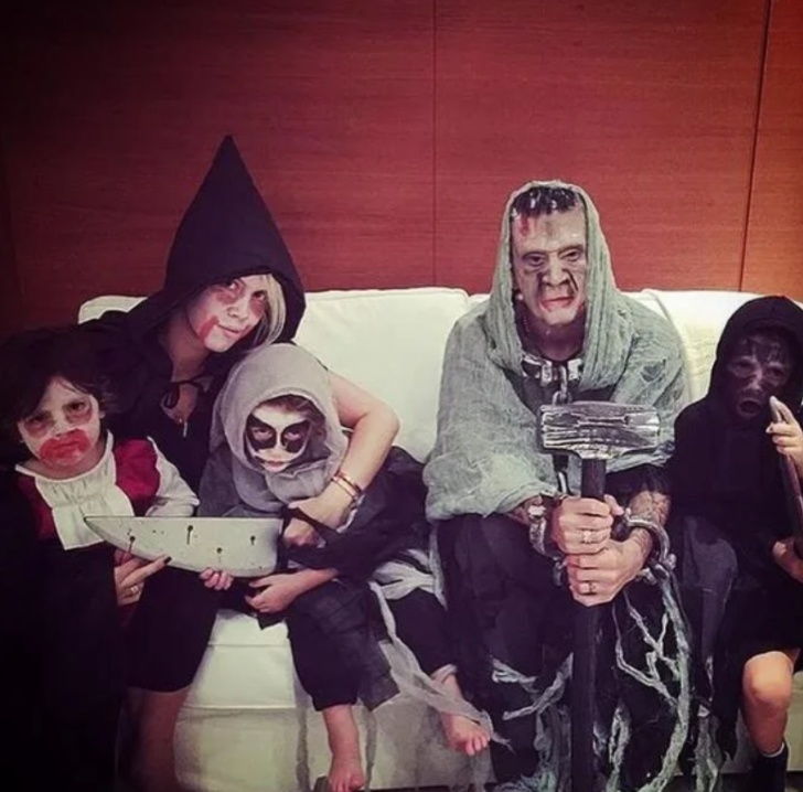 Galatasaray'ın yıldızı Mauro Icardi mahalleye indi, Cadılar Bayramı'nı komşularıyla kutladı! G5