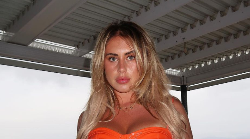 Sosyal medyadaki güzellik kalıplarına meydan okudu! Kıvrımlarını sergileyen model isyan etti... "Başkaları için saklanmayacağım"