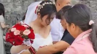 Düğün töreninde şaşkına çeviren anlar! Gelin ve damadın önünü kesti... Geline aniden önlük bağlayınca sosyal medyanın ilgisini çekti