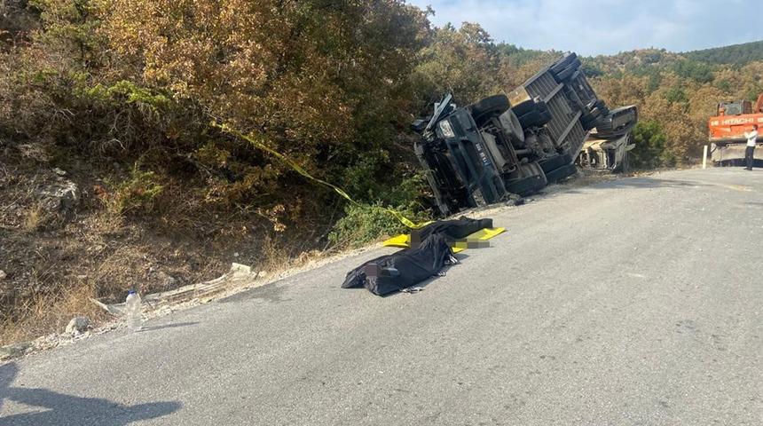 Çorum'da feci kaza! İş makinesi yüklü TIR devrildi: 2 ölü