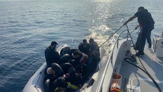 İzmir açıklarında 41 düzensiz göçmen kurtarıldı, 62 göçmen yakalandı