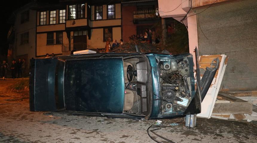 Kastamonu'da devrilen otomobildeki 2 kişi yaralandı