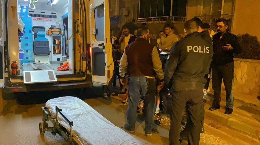 Yolda y&uuml;r&uuml;yen kadına otomobil ile &ccedil;arpıp arkasına bakmadan ka&ccedil;tı