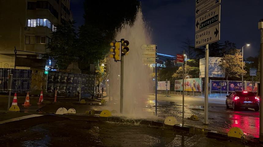 Kadıköy’de İSKİ’ye ait su borusu patladı