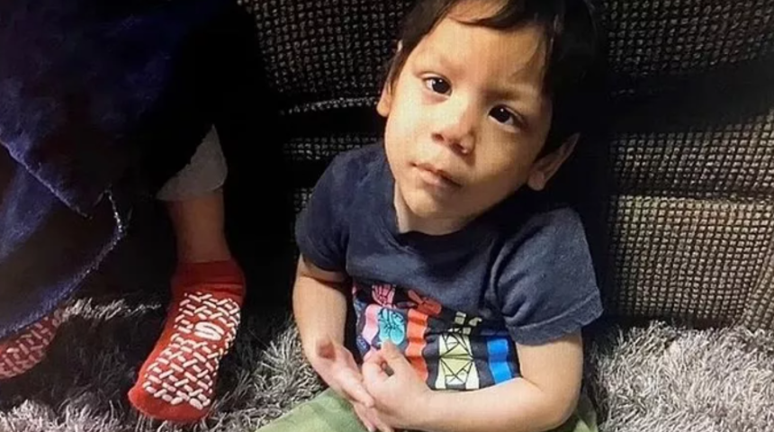 Oğlunu pazarda satan anne cinayetle suçlanıyor! 6 yaşındaki çocuk bir yıldır kayıp...  Diğer çocuklarını alıp ülkesine kaçtı