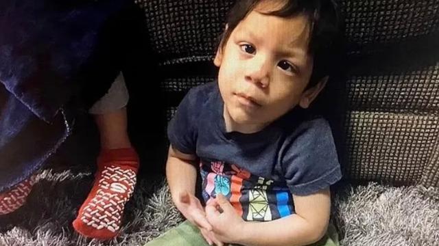 Oğlunu pazarda satan anne cinayetle suçlanıyor! 6 yaşındaki çocuk bir yıldır kayıp...  Diğer çocuklarını alıp ülkesine kaçtı