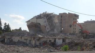 Koca bina halatla çekilerek yıkıldı! O anlar kamerada