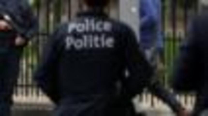 Bel&ccedil;ika'da iki polise palalı saldırı