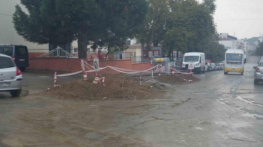 Okul yakınında günlerdir kapatılmayan çukur tehlike saçıyor