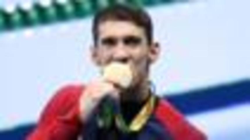 Michael Phelps olimpiyatlarda 19. altın madalyasını kazandı