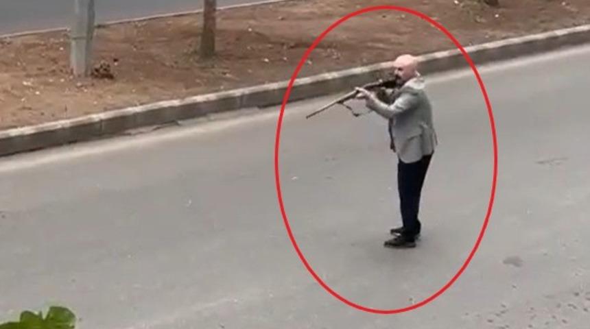 Elinde tüfekle sokağa çıktı, ortalığı ayağa kaldırdı