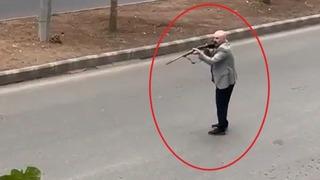 Elinde tüfekle sokağa çıktı, ortalığı ayağa kaldırdı
