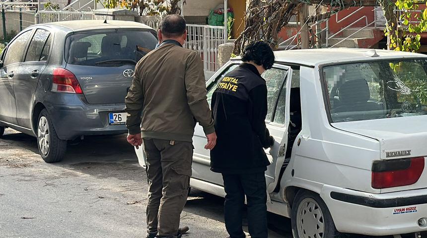 Lise öğrencisini 'Okulunu biliyoruz' diyerek korkuttu! Evdeki altınları alıp götürdü... 200 bin lira değerinde