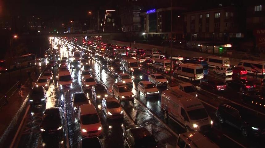 Son dakika: İstanbul'u şiddetli yağış vurdu! Trafik durma noktasına geldi  