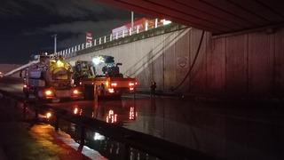 Kocaeli'de sağanak yüzünden su basan alt geçit bir süre ulaşıma kapandı