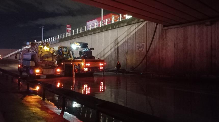 Kocaeli'de sağanak yüzünden su basan alt geçit bir süre ulaşıma kapandı