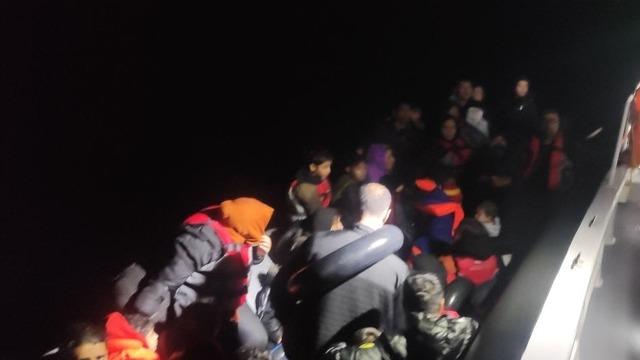 Ayvalık açıklarında 79 düzensiz göçmen yakalandı