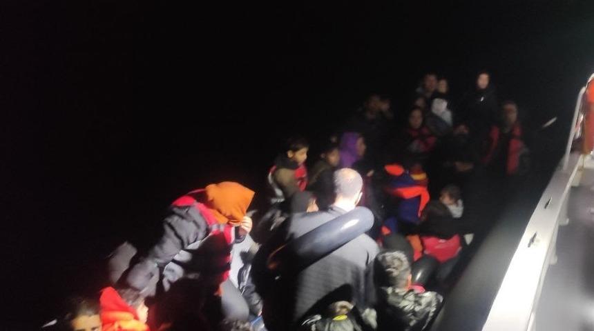Ayvalık açıklarında 79 düzensiz göçmen yakalandı