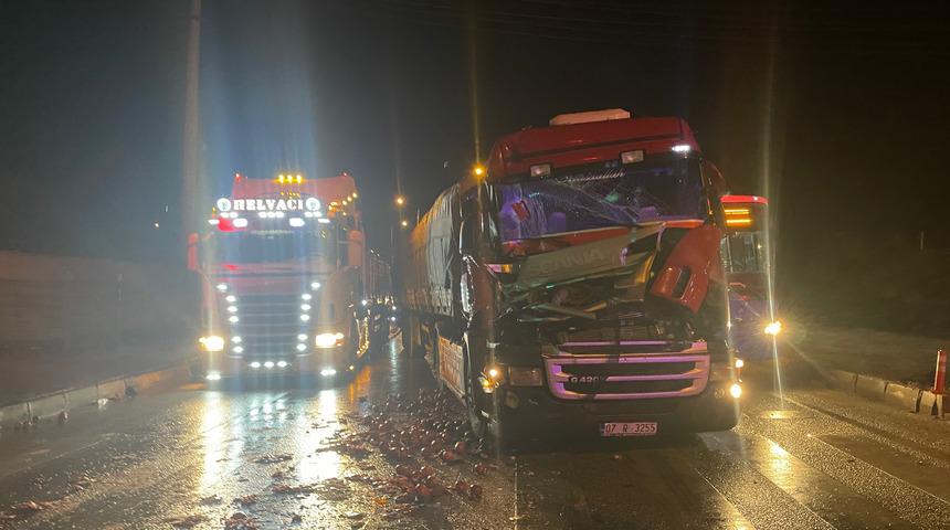 Burdur'da tır, kamyon ile otobüse çarptı