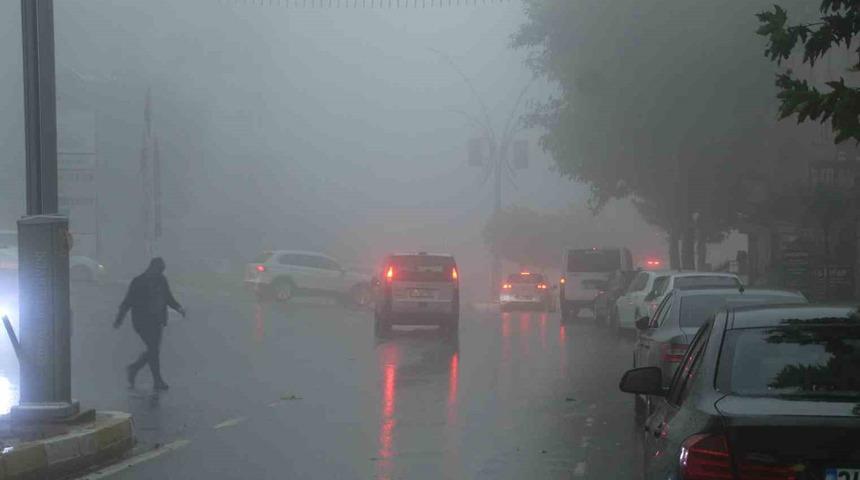 Göz gözü görmedi! Trafikte zor anlar... Yetkililerden 'Araçla dışarı çıkmayın' uyarısı