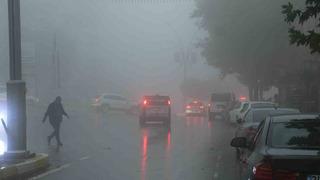 Göz gözü görmedi! Trafikte zor anlar... Yetkililerden 'Araçla dışarı çıkmayın' uyarısı