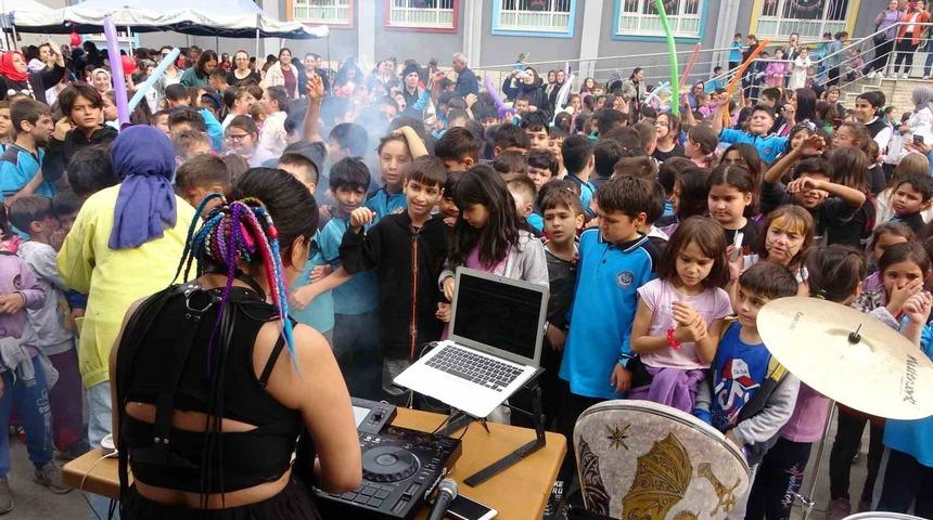 "Beni başkan seçin, görün" dedi, okula DJ getirdi