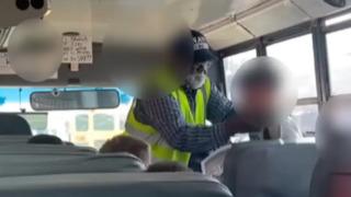 Sinirlerine hakim olamayan okul servisi şoförü ortaokul öğrencisinin boğazına yapıştı! O anlar saniye saniye güvenlik kamerasına yansıdı